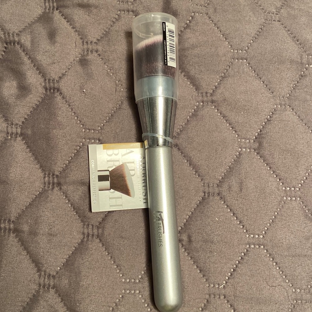 IT Cosmetics Complexion Perfection Brush